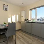 Private En-suite Shared Kitchen - Pass The Keys * Leeds (West Yorkshire)