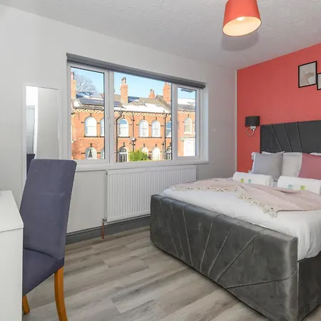 Private En-suite Shared Kitchen - Pass The Keys