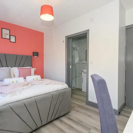 Private En-suite Shared Kitchen - Pass The Keys