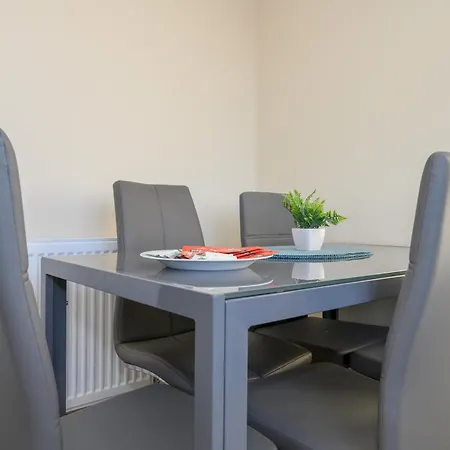 Private En-suite Shared Kitchen - Pass The Keys