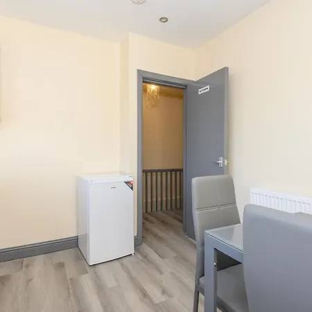 Private En-suite Shared Kitchen - Pass The Keys Apartment Leeds (West Yorkshire)