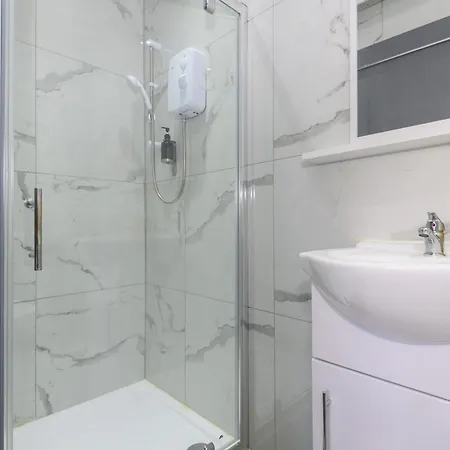 Private En-suite Shared Kitchen - Pass The Keys Apartment Leeds (West Yorkshire)