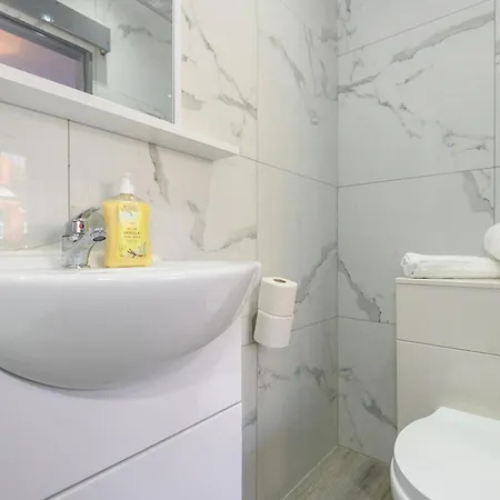 Private En-suite Shared Kitchen - Pass The Keys Apartment Leeds (West Yorkshire)