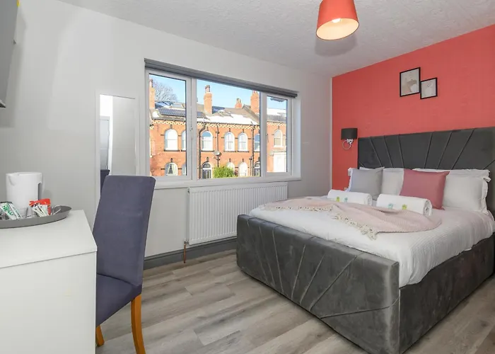 Private En-suite Shared Kitchen - Pass The Keys