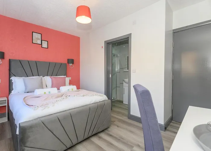 Private En-suite Shared Kitchen - Pass The Keys