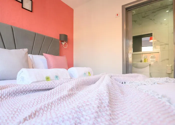 Private En-suite Shared Kitchen - Pass The Keys * Leeds (West Yorkshire)