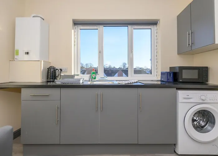 Private En-suite Shared Kitchen - Pass The Keys *